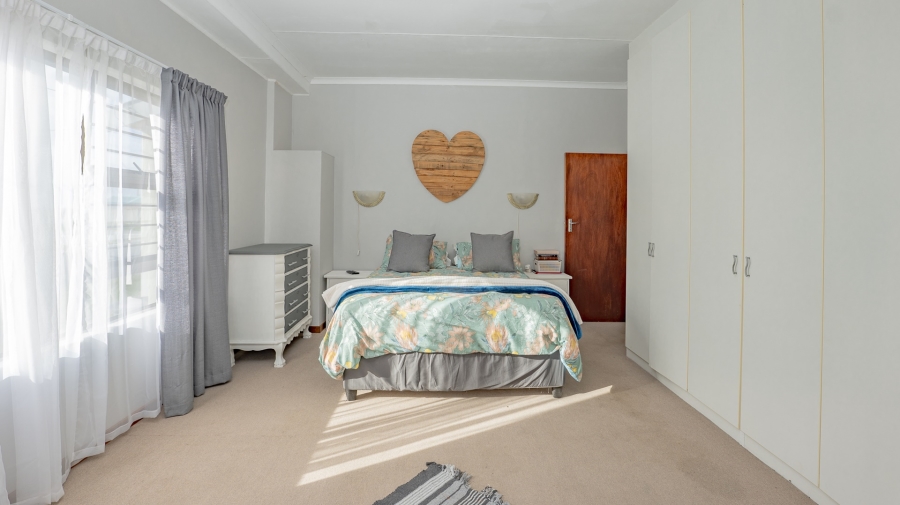4 Bedroom Property for Sale in Struisbaai Western Cape
